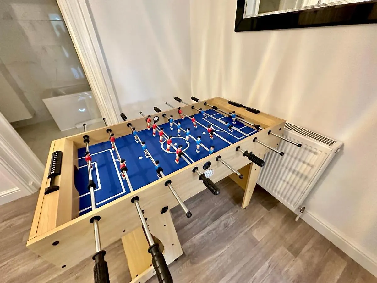 Glen Fern Lodge - Garden Apartment With Parking - Heart Of Bournemouth Town Centre - Close To Beach - Darts And Table Football - Sleeps 11 United Kingdom