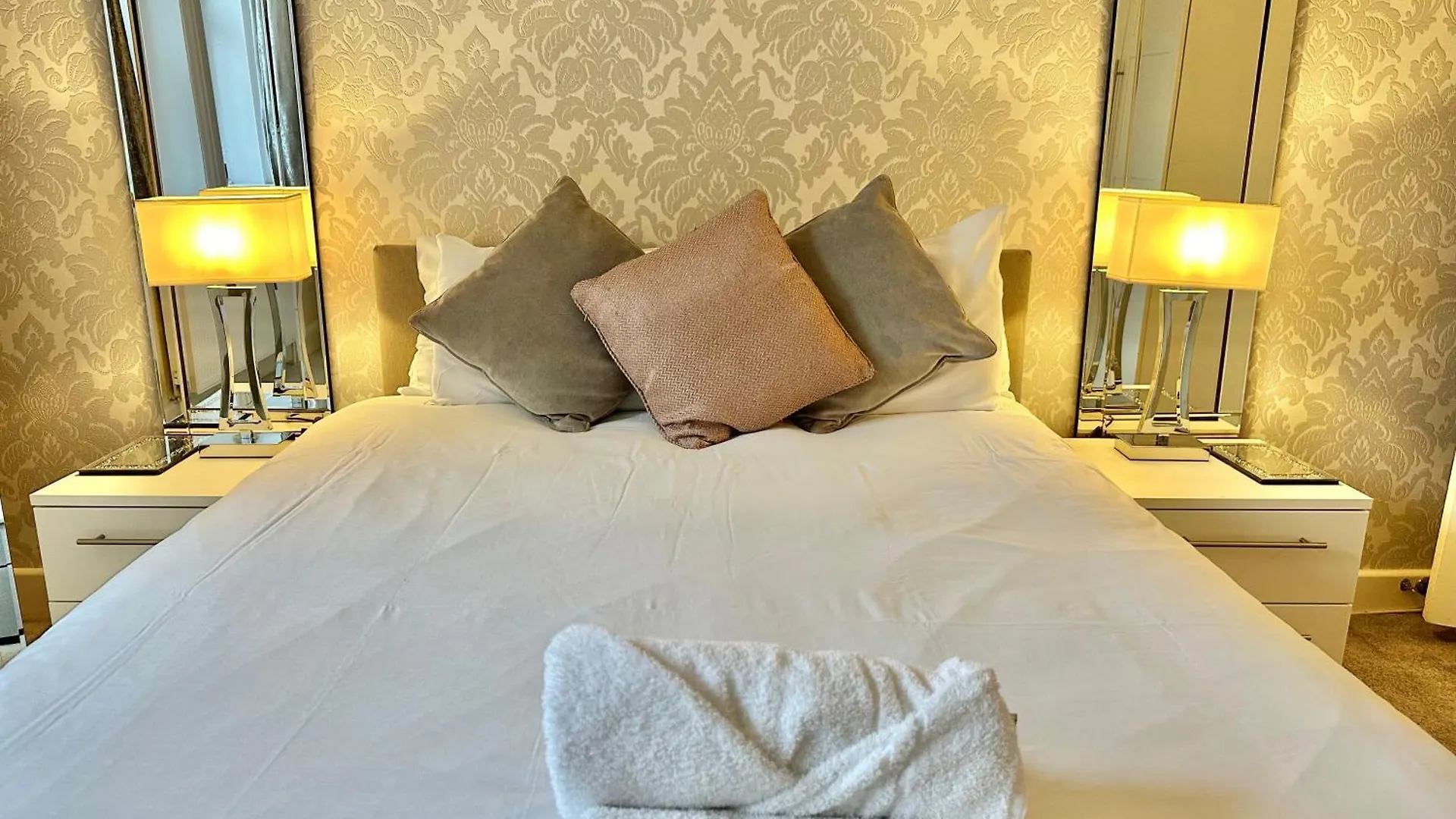 Glen Fern Lodge - Garden Apartment With Parking - Heart Of Bournemouth Town Centre - Close To Beach - Darts And Table Football - Sleeps 11