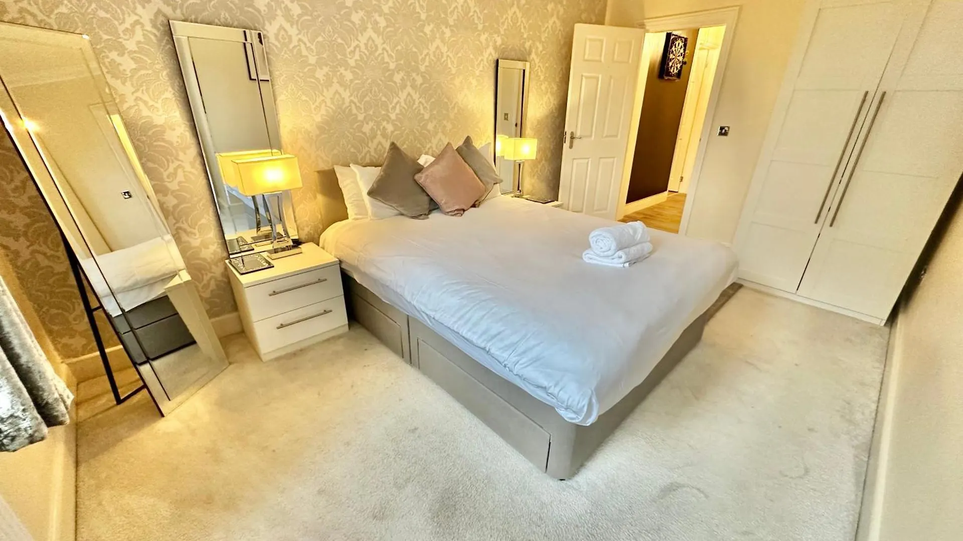 Glen Fern Lodge - Garden Apartment With Parking - Heart Of Bournemouth Town Centre - Close To Beach - Darts And Table Football - Sleeps 11 0*,