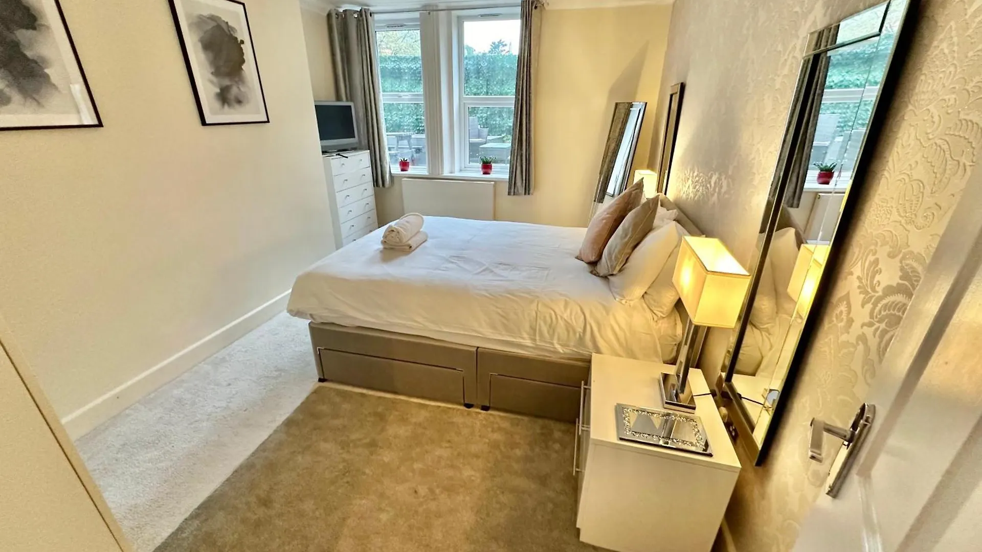 Glen Fern Lodge - Garden Apartment With Parking - Heart Of Bournemouth Town Centre - Close To Beach - Darts And Table Football - Sleeps 11