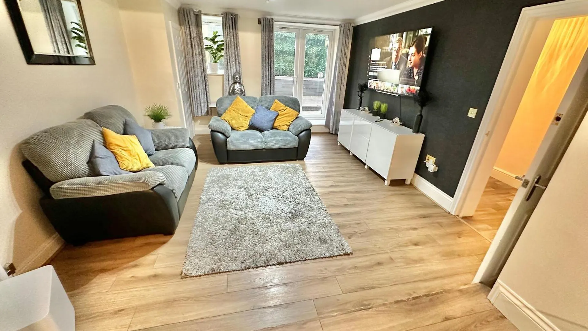 Glen Fern Lodge - Garden Apartment With Parking - Heart Of Bournemouth Town Centre - Close To Beach - Darts And Table Football - Sleeps 11 0*,