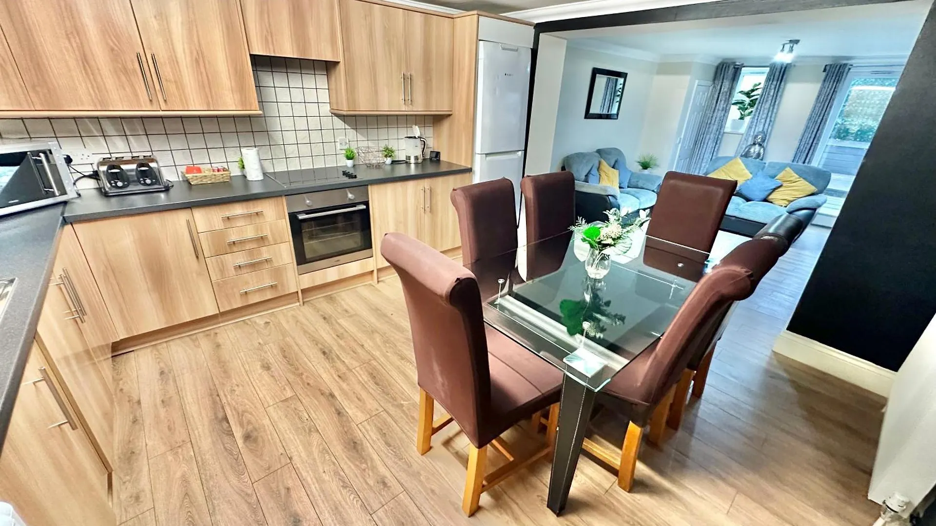 Glen Fern Lodge - Garden Apartment With Parking - Heart Of Bournemouth Town Centre - Close To Beach - Darts And Table Football - Sleeps 11