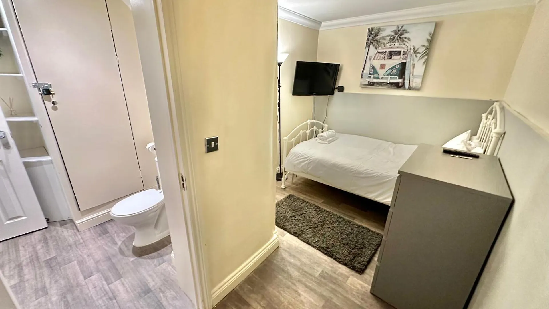 Glen Fern Lodge - Garden Apartment With Parking - Heart Of Bournemouth Town Centre - Close To Beach - Darts And Table Football - Sleeps 11 0*,  United Kingdom