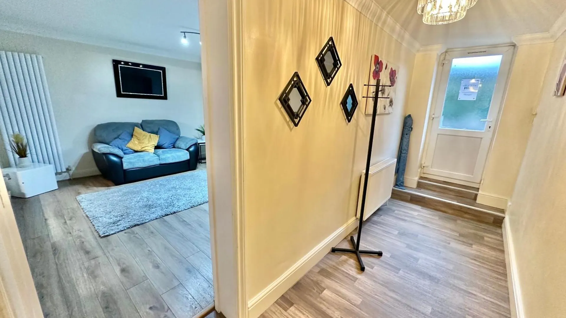 Glen Fern Lodge - Garden Apartment With Parking - Heart Of Bournemouth Town Centre - Close To Beach - Darts And Table Football - Sleeps 11