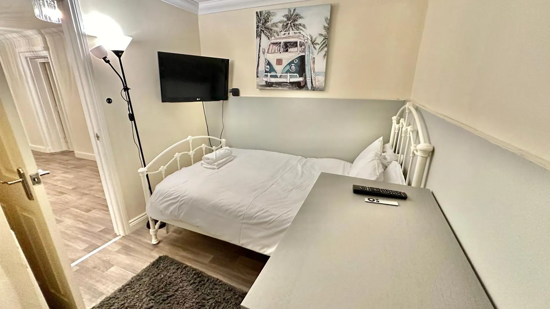 Glen Fern Lodge - Garden Apartment With Parking - Heart Of Bournemouth Town Centre - Close To Beach - Darts And Table Football - Sleeps 11 United Kingdom